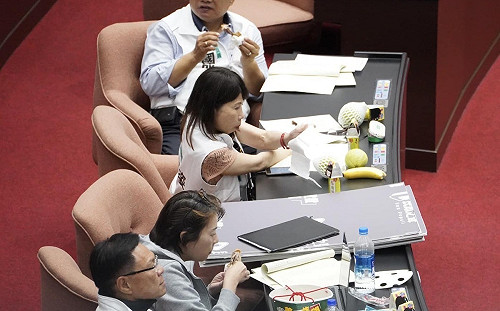 民眾黨突然變「衝組」 綠委諷：再吃炸雞小草就跑光了！