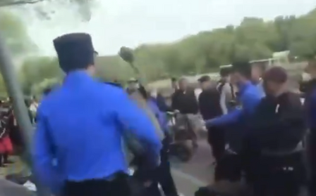 (影) 他一磚頭砸出擺攤自由！瀋陽城管從此嚇到不敢管 老人被捕民請願