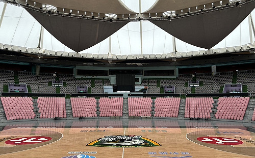 桃園巨蛋場館漏水地板破！球星飆「Damn」 體育局：冷氣風管破裂修復