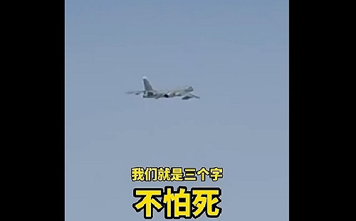 (影) 轟-6K與外機50公尺對峙! 飛出雲層才發現 飛行員稱不怕死 網笑 : 你雷達是玩具?