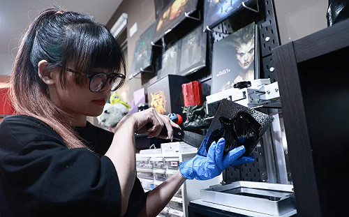 興趣堅持成專業！Coser KURO熬12年成道具師