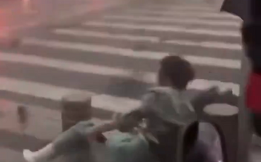 (影) 驚險奇觀! 北京大風 央視大樓十多玻璃清潔工變蜘蛛人 清華大樹倒一地