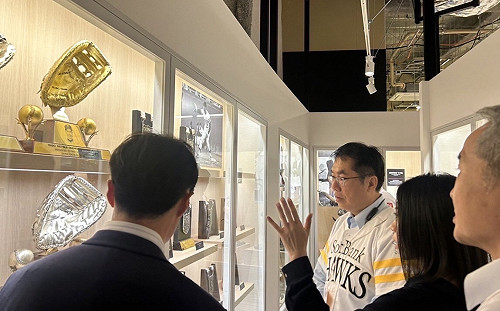 暢談台南棒球夢  黃偉哲拜訪日本職棒福岡軟銀鷹王貞治會長