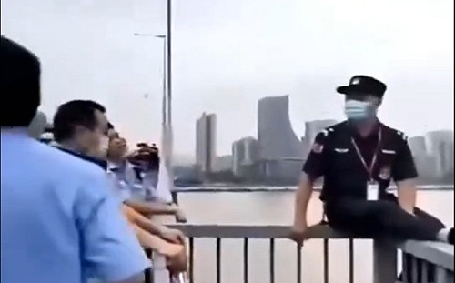 (影) 近水樓台先得跳? 自殺成流行 中國連看橋防自殺的都要跳江了！