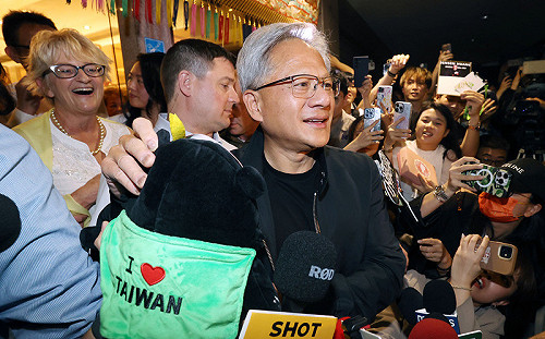 黃仁勳：TAIWAN字母就藏AI 理當為世界打造AI基礎