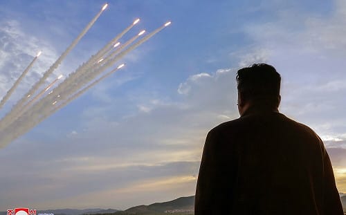 北韓今10連發短程彈道導彈  飛320公里落朝鮮半島東岸外海