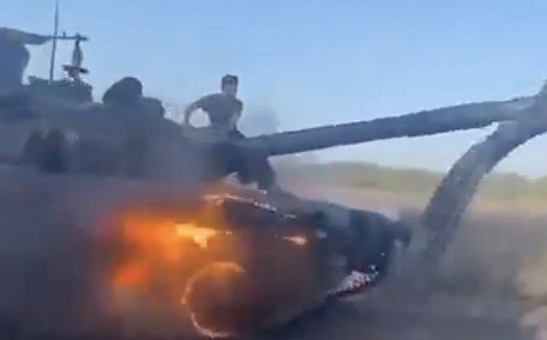 (影) 俄坦克裝籠子也防不了! 烏無人機超會鑽 左飄右移進艙口 T-90M爆炸噴火