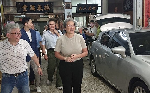 蘇姿丰回台南老家  與家族親友團聚