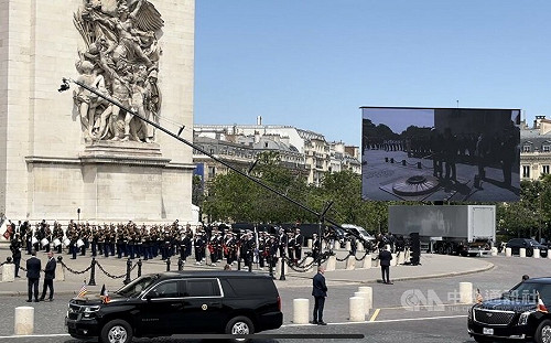 馬克宏隆重軍禮迎拜登 點凱旋門無名戰士墓之火