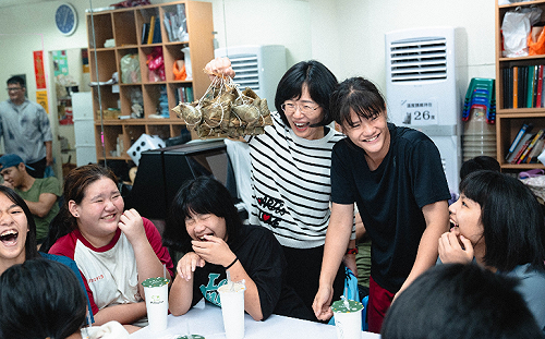 蘇巧慧端午前送粽　勉拳擊隊打出一片天 
