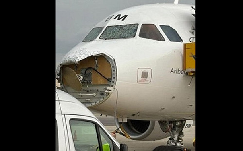 空中驚魂120秒！冰雹擊毀客機機鼻、砸破駕駛艙玻璃