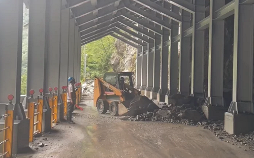 大雨釀災!中橫便道落石不停 公路局:明取消上午7時通行