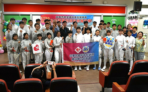 運彩協進會支持青少年運動 頒發高市全中運擊劍好手激勵獎金