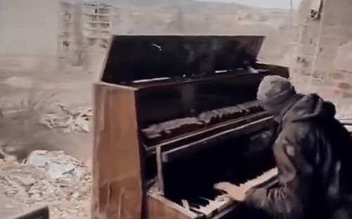(影) 真正戰地琴人! 不懼死亡威脅 鋼琴師在戰區廢墟中演奏「祝福烏克蘭」