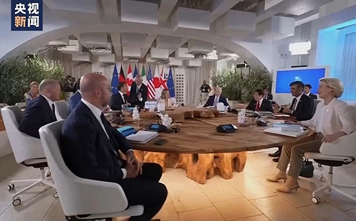 （影）拜登在G7峰會上又走神？ 身體、目光飄向別處 被義總理及時拉回團隊