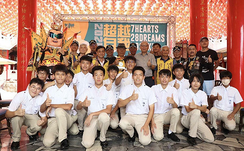 用雙腳凸台灣為公益而走  雄中儀隊第三年挑戰28天極限環台賽   