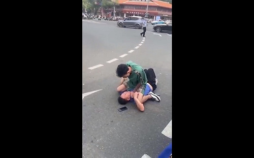 (影) 中國私刑正義! 女兒遭強暴自殺 母駕車撞兇嫌與局長母親、村長霸凌 1家6口遭滅門