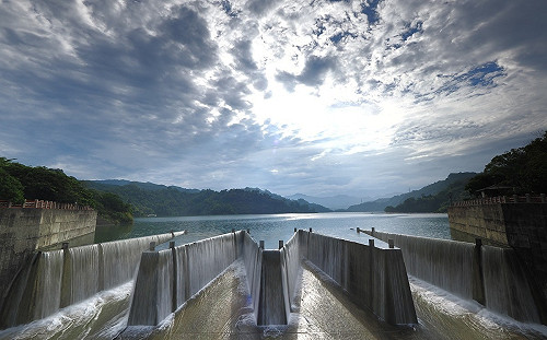 鋒面灌飽水庫！鯉魚潭蓄水率破百 溢流美景隔250天再現