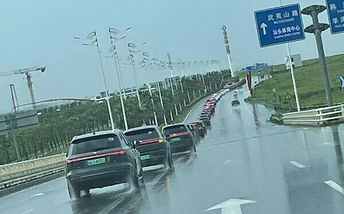 (影) 工程師曝SU7晶片未滿足最低安全需求 沒自動煞車? 理想車聚也撞成一排