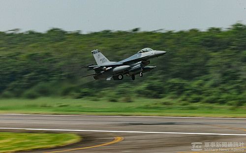 花蓮基地F-16V起落架故障緊急返場  空軍：人機均安！ 
