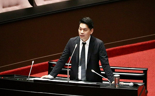 李柏毅怒批在野黨強渡擴權法 藍白財劃法恐拖垮高雄地方建設