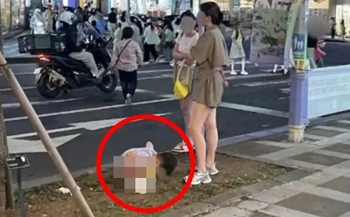 中國男童濟州島街頭脫褲拉屎！母放任不清　韓國人傻眼：這還算是人嗎？