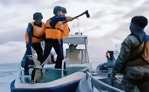 (影) 解放軍變「斧頭幫」! 中菲南海衝突現場曝光 中方強勢揮斧頭、刀具、棍棒登船