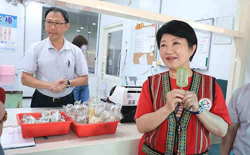 谷關必嚐消暑聖品！盧秀燕化身「掃貨女王」 與師生同樂大啖白冷冰棒