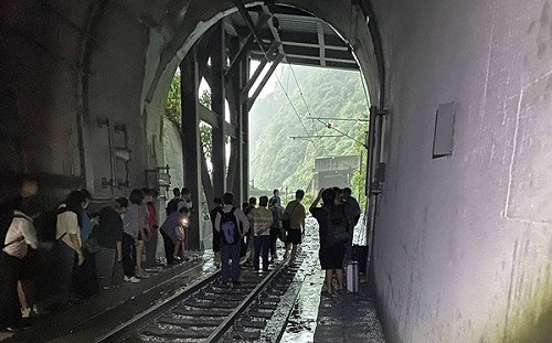 台鐵花蓮北上新自強號傳隧道撞落石 司機骨折、6乘客傷 