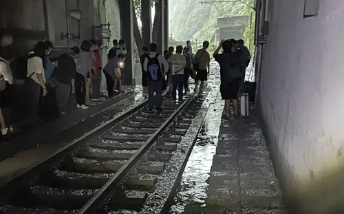 新自強號撞土石流出軌釀9傷 台鐵最快午前全線搶通