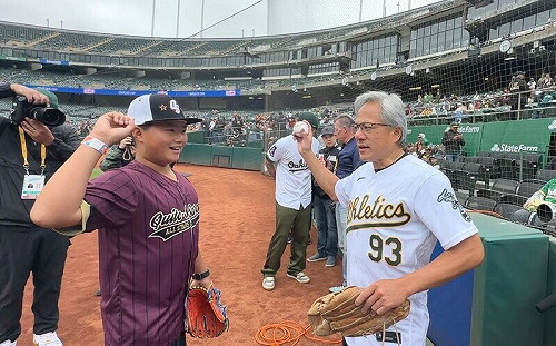 與黃仁勳同場開球台裔小將  美球評喊讚大聯盟見