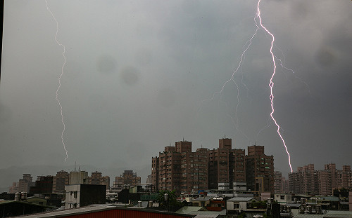  連續一週午後雨彈狂轟！鄭明典曝雷雨區安全守則