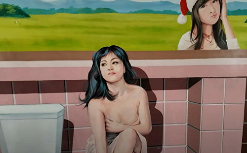 彰化忠權社區公廁內「爆乳妹」吸睛　里長：上廁所就是要清涼