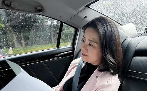 超拚幹事長！吳思瑤忙碌成日常 助理偷問：妳不會暈車嗎