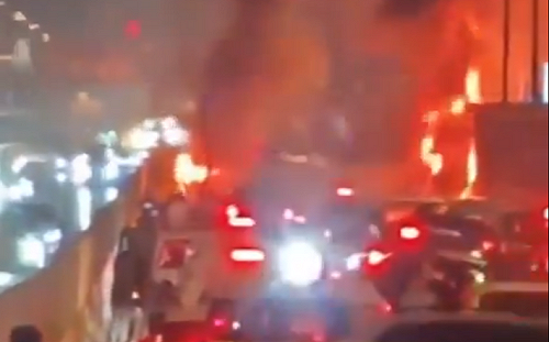 (影) 中國電動車「架恐怖」！比亞迪路上突然自燃毀旁6車 釀1死7傷