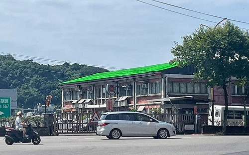 謝國樑人工草皮舖上警察局 林右昌妹：要在屋頂野餐嗎