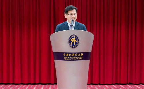 體認外交部工作繁重辛苦 林佳龍以創新思維領導拓新局