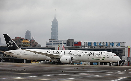 午後豪大雨狂炸！松山機場暫停地面作業 部分航班延誤