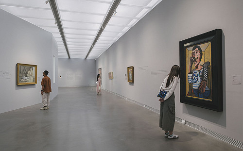 工作人員勸阻臨摹畫作遭投訴   高美館：歡迎觀眾攜帶繪圖板速寫