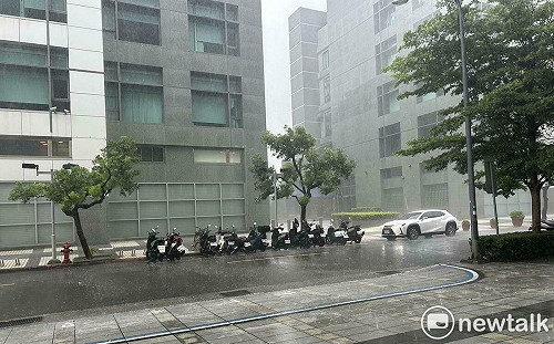 康芮颱風撲台「7.7萬戶停電」！台電：明上午展開全面搶修