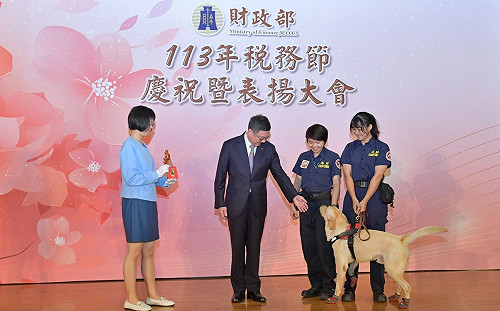 卓榮泰化身中文老師 談「課稅」盼落實3原則