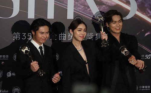 告五人奪「年度歌曲」被酸爆！同門歌手不忍發聲了