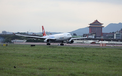 北部雷雨狂炸！松山機場地面作業暫停 班機延誤