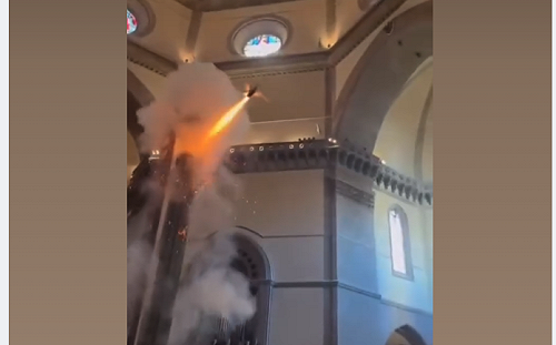(影)馮京當馬涼！網傳巴黎教堂點燃奧運火炬 結果是義大利復活節煙火表演