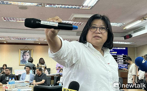 人贓俱獲！綠委：因會議無效才搶下議事錄 國民黨私帶麥克風為證