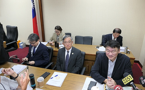 外委會召委消失、王定宇遭譏「閃蛋俠」東森記者趁機找梁文傑「對質」