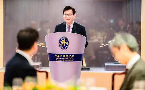 林佳龍奔遼寧夜市吃熱炒 被日本人包圍感受台日友好