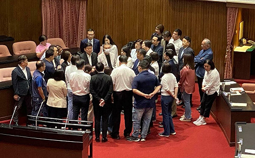 柯建銘忽簽釋憲代表「藍2白1」協商、綠委狀況外喊有異議