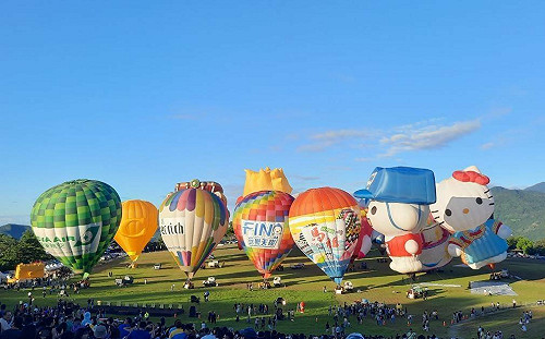 台東嘉年華登場！21顆熱氣球齊飛 破萬名遊客湧入搶拍