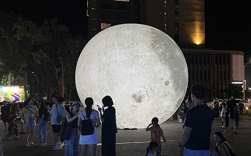 暑假網拍新趣處！鐵花燈之祭第二季登場「巨大月球」台東拍得到